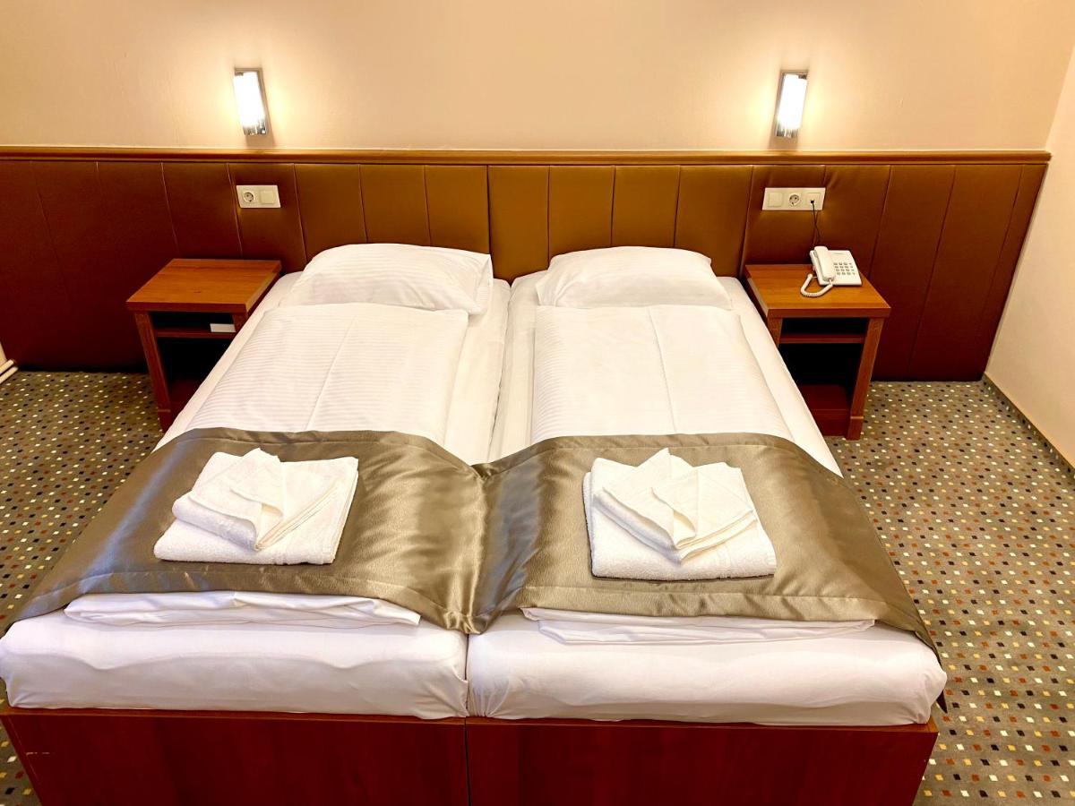Borostyan Panzio Hotell Kaposvár Exteriör bild