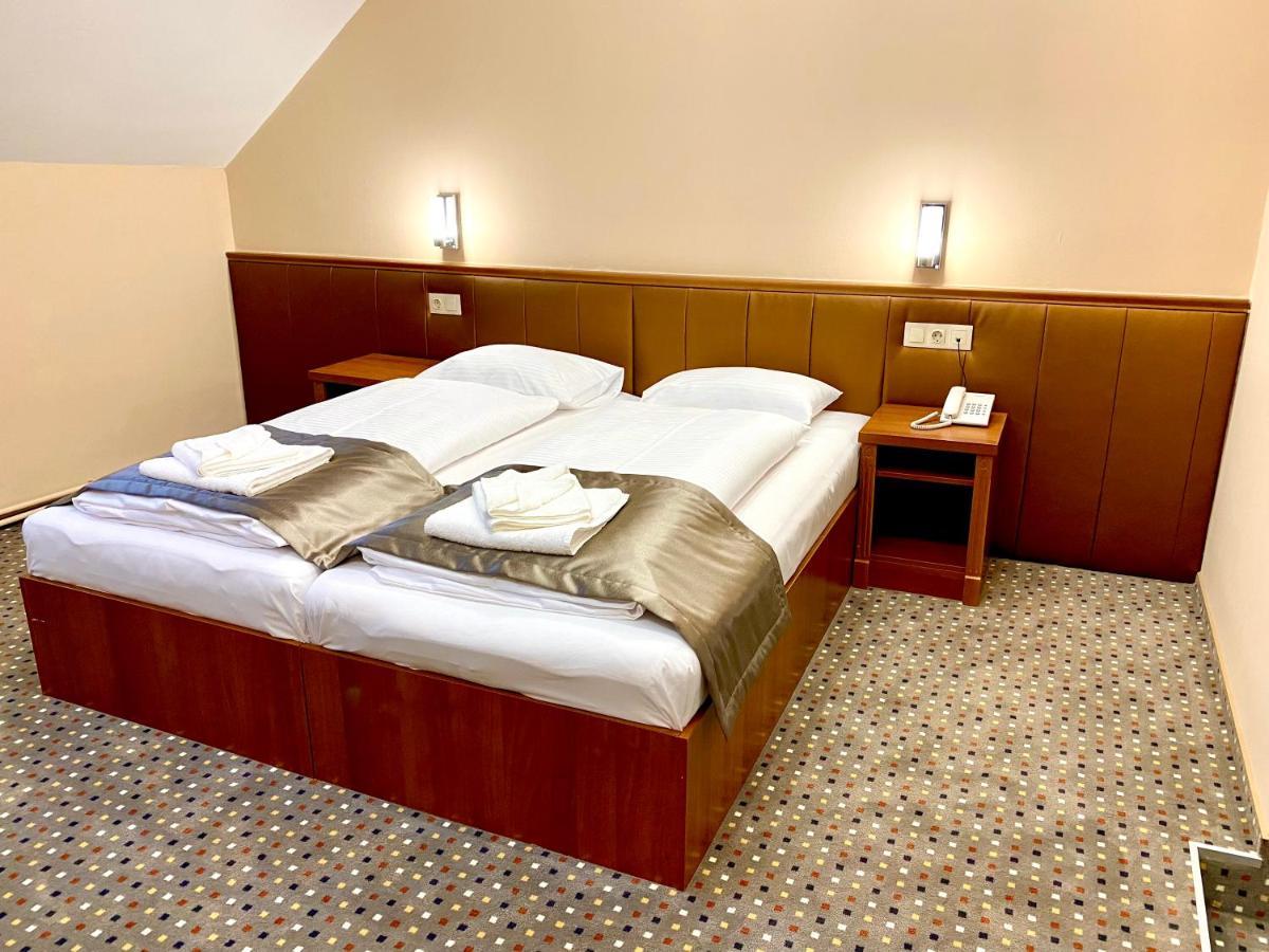 Borostyan Panzio Hotell Kaposvár Exteriör bild