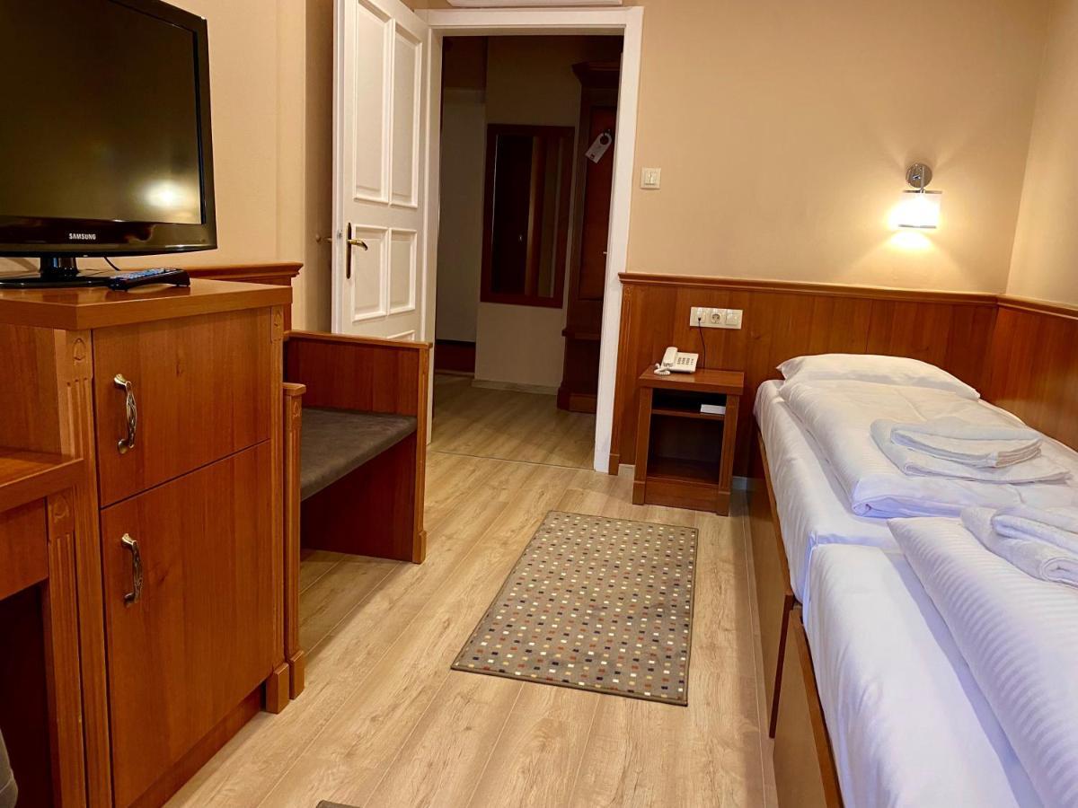 Borostyan Panzio Hotell Kaposvár Exteriör bild